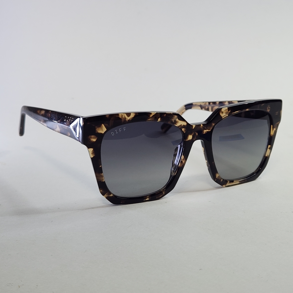 Tortoise Shell Sunglasses DIFF Polarized lenses. Women